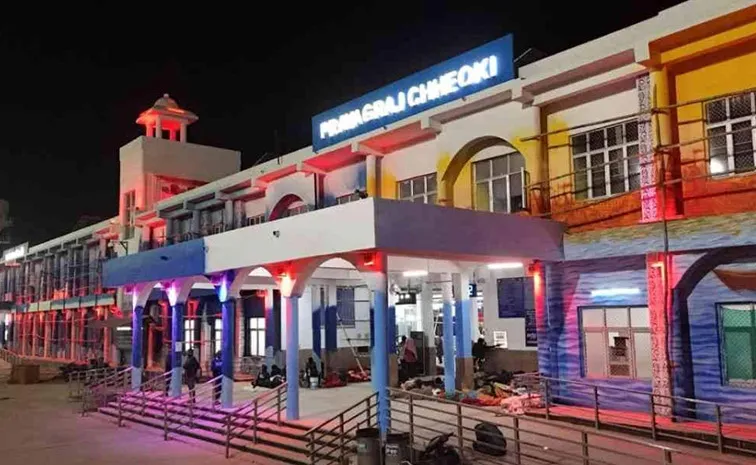 Mahakumbh 2025: Prayagraj Railway Station Decorated with Amazing Work of Art