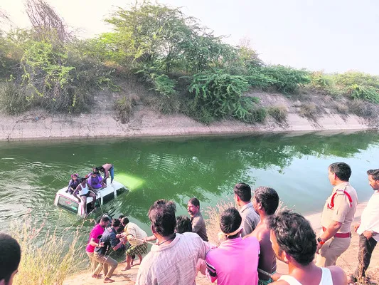 కాల్వలోకి దూసుకెళ్లిన కారు