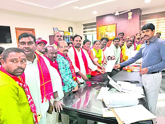 కలెక్టరేట్‌ ఎదుట కార్మికుల ధర్నా