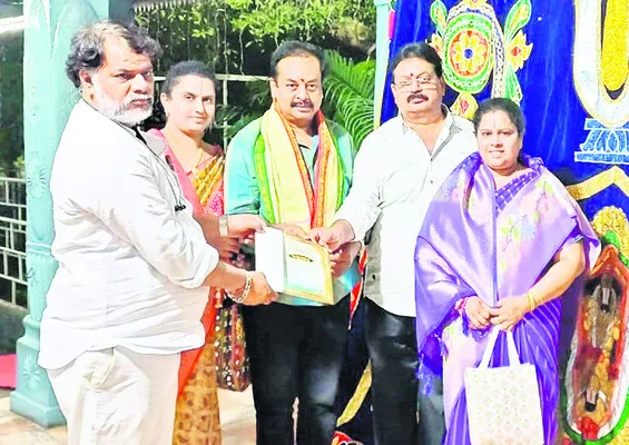 శ్రీవారి గోసంరక్షణ పథకానికి రూ.లక్ష విరాళం 