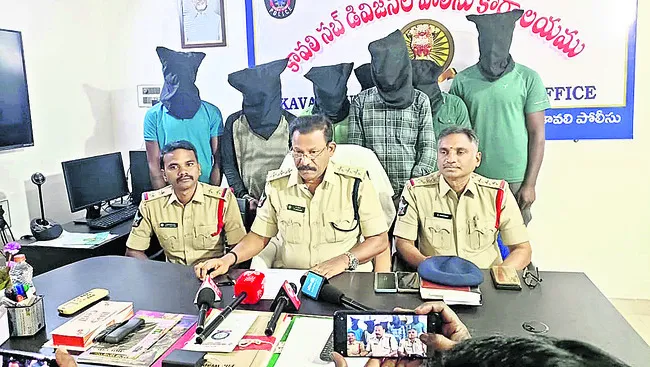 హత్య కేసులో నిందితుల అరెస్ట్‌