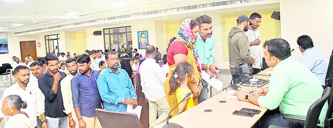 అర్జీలు సత్వరమే పరిష్కరించాలి