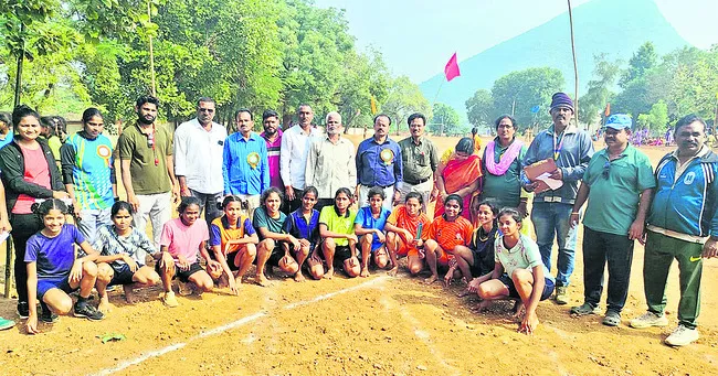 సందడిగా గురుకులం  క్రీడల ముగింపు