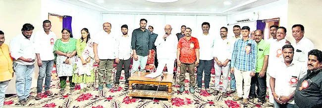 స్వచ్ఛందంగానే భూములిస్తున్నారు