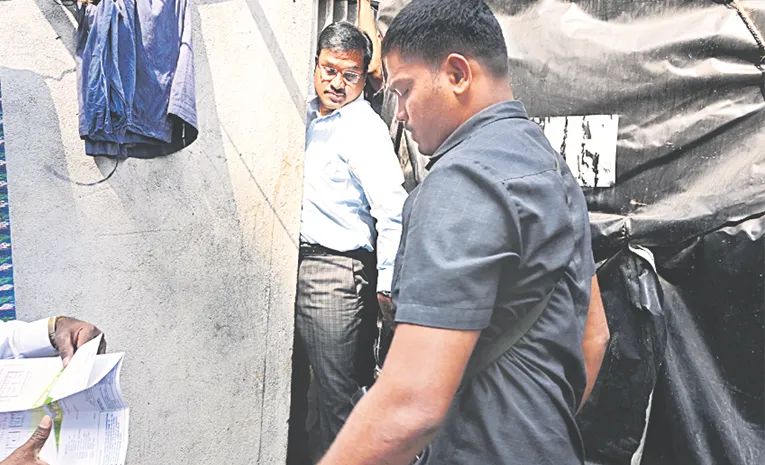 Hydra Commissioner Ranganath inspects Guru Brahma Nagar Basti