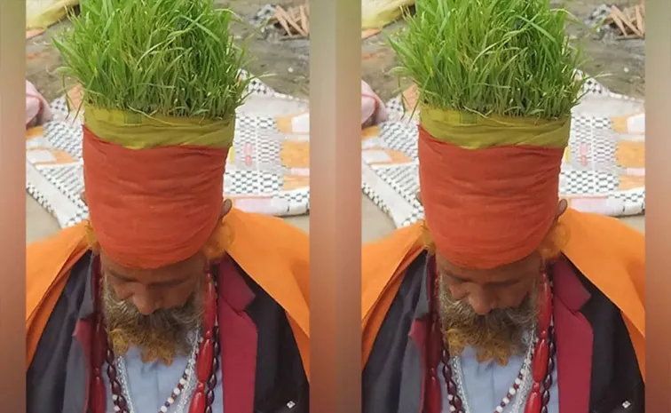 Anaaj Wale Baba Draws Attention at Aahakumbh Mela with Unique Eco Message in Prayagraj