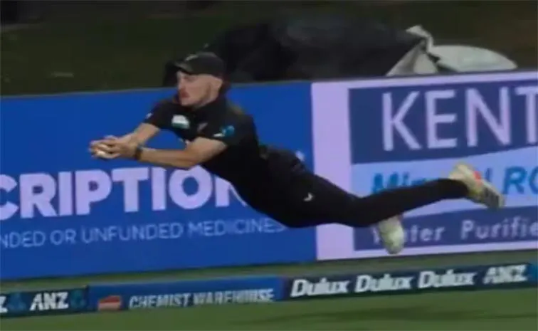 New Zealand Player Nathan Smith Takes A Stunning Flying Catch In 2nd ODI VS Sri Lanka