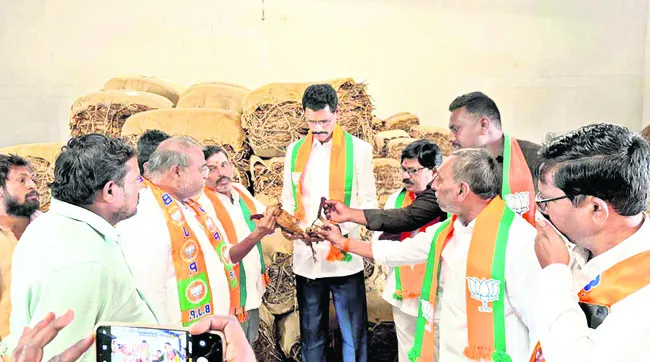 పొగాకులో తేమ పేరుతో మోసం 