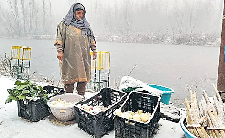 Chillai Kalan begins in Kashmir Dal Lake