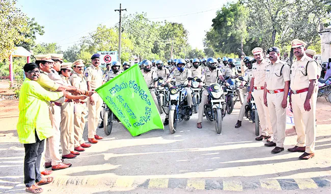 ప్రతిఒక్కరూ రోడ్డు నిబంధనలు పాటించాలి 