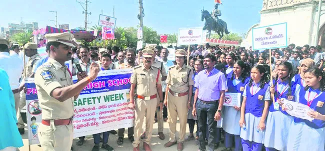 రోడ్డు భద్రతతో ప్రమాదాల నివారణ 