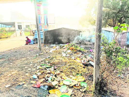 డంపింగ్‌యార్డుగా మారిన గుండం చెరువుకట్ట