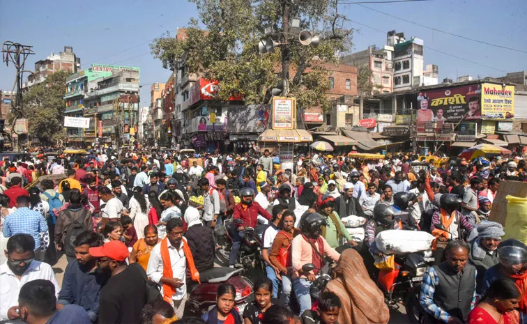 Mahakumbh Devotees Gathered to Visit Major Temples of up Traffic Jams