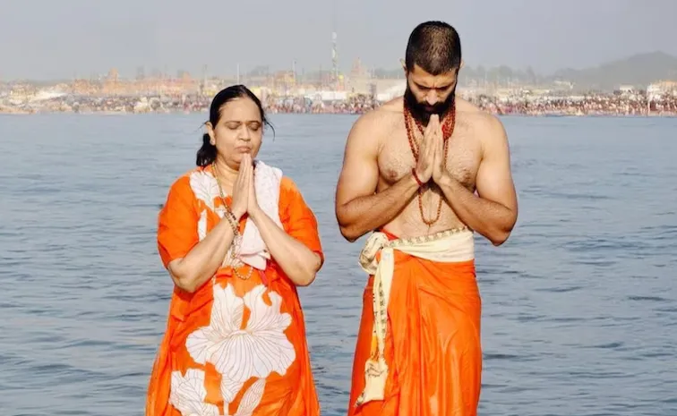 Maha Kumbh 2025: Vijay Devarakonda Took Holy Dip with Mother