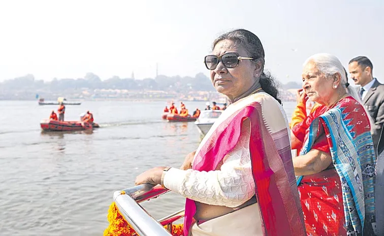 President Droupadi Murmu Takes Holy Dip at Triveni Sangam