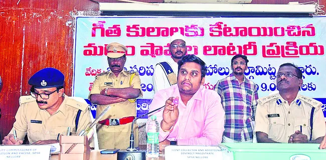 మద్యం దుకాణాలకు లక్కీడిప్‌ 