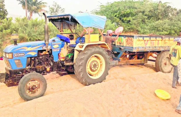 ఇసుక ట్రాక్టర్ల పట్టివేత 
