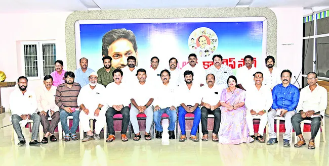 వైఎస్సార్‌సీపీలో యువతకు ప్రాధాన్యం