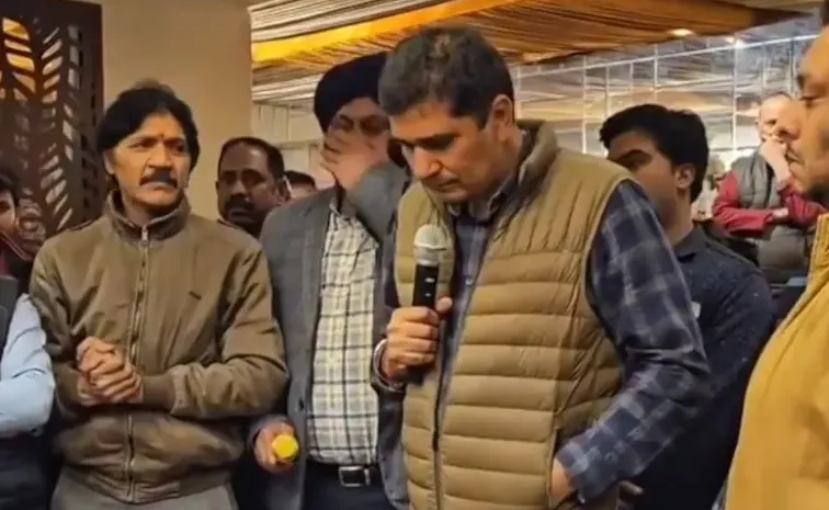 AAP Leader Turns Emotional After Delhi Poll Defeat Video Viral