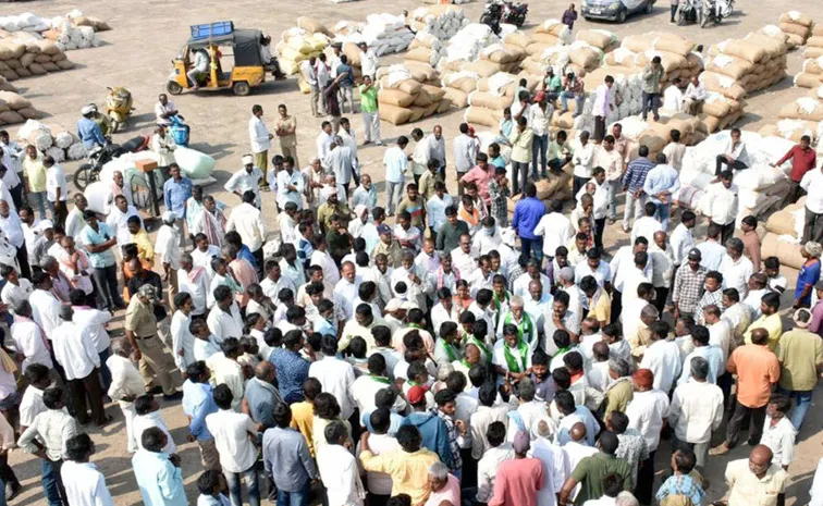 Cotton Farmers Protest At Warangal Market Yard Over No Purchase