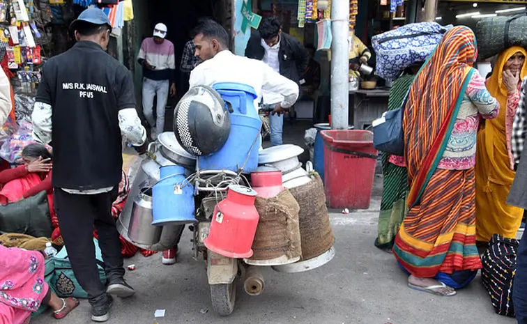 Mahakumbh Traffic Jam Impacted Warehouse Shortage of Milk and Food Crisis