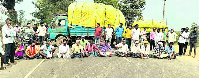 పత్తి కొనాలని రైతుల ధర్నా