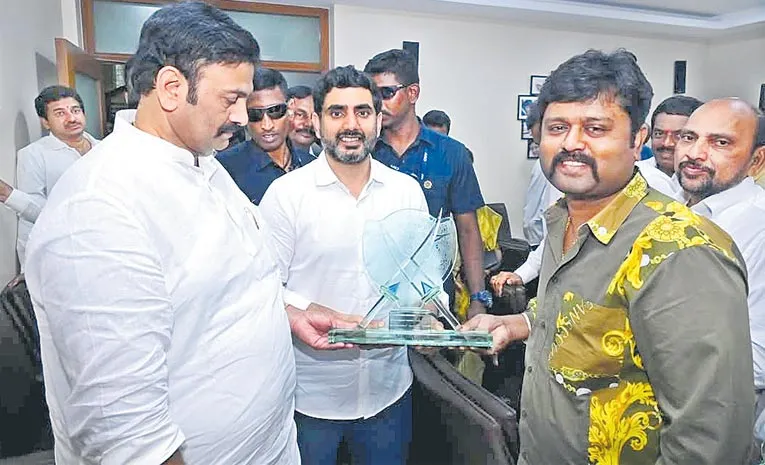 SOT Police Arrested TDP Leader Shiva Kumar Varma In Hyderabad ‪