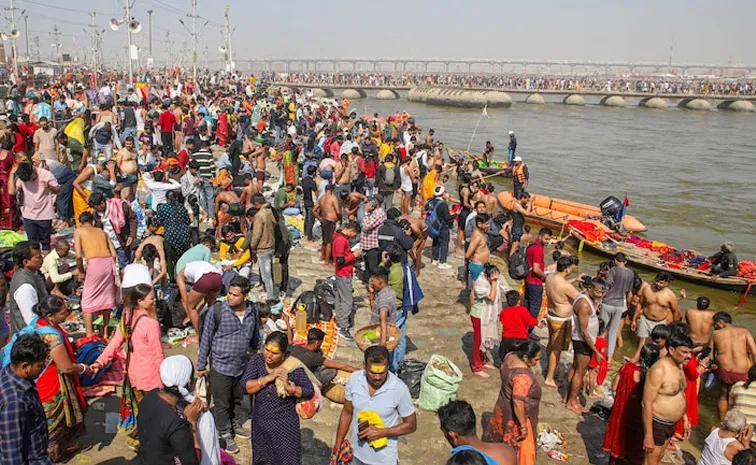 Mahakumbh2025 Crowd of Devotees Magh Purnima on Triveni