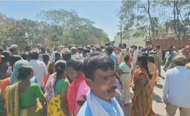 Workers Attack On Security Officer In Nizamabad Market Yard