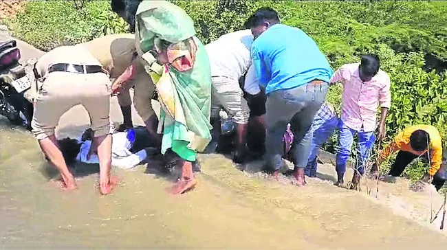 కొలనుపాక వాగులో జారిపడిన దంపతులు