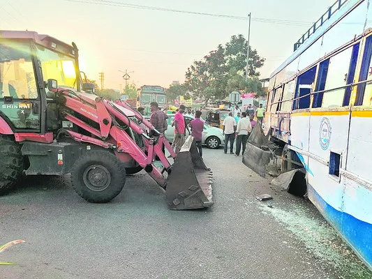 ఆర్టీసీ బస్సును ఢీకొట్టిన జేసీబీ
