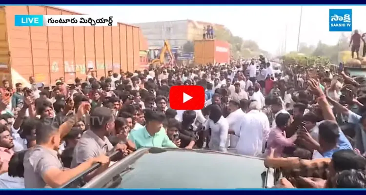 Farmers And Fans Protecting YS Jagan Convoy In Guntur Tour 