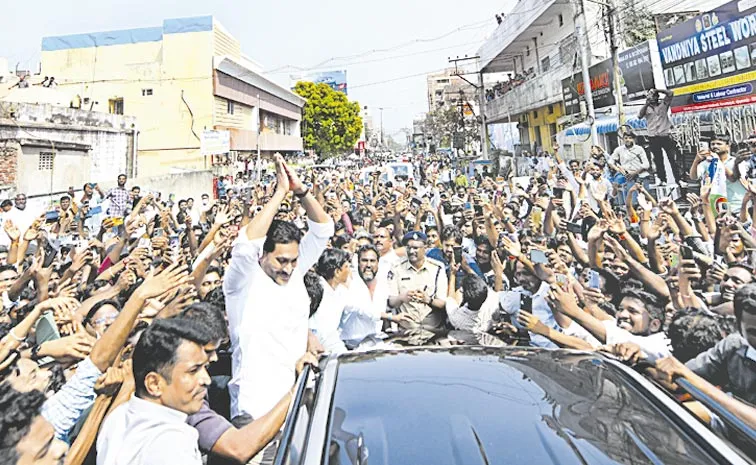 Massive Public Support for YS Jagan in Vijayawada