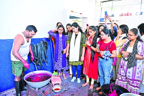 పోచంపల్లిలో ఫ్యాషన్‌ డిజైన్‌ విద్యార్థులు
