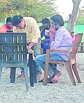 టీ కేఫ్‌లో సంతకాలు 