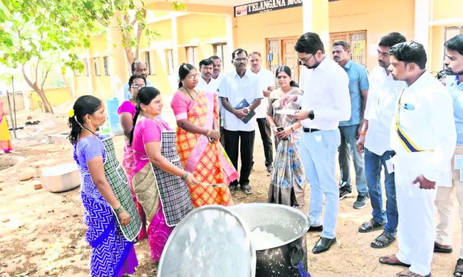 ‘పది’లో వందశాతం ఉత్తీర్ణత సాధించాలి 