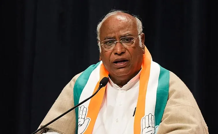 Such people run away in difficult times says Mallikarjun Kharge