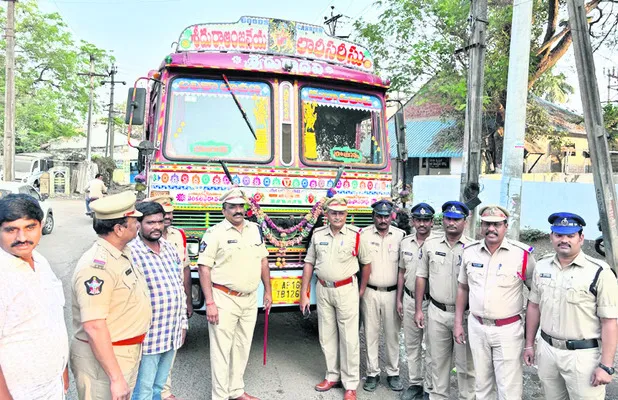 బియ్యం లారీ చోరీ చేసిన ముగ్గురి అరెస్ట్‌ 