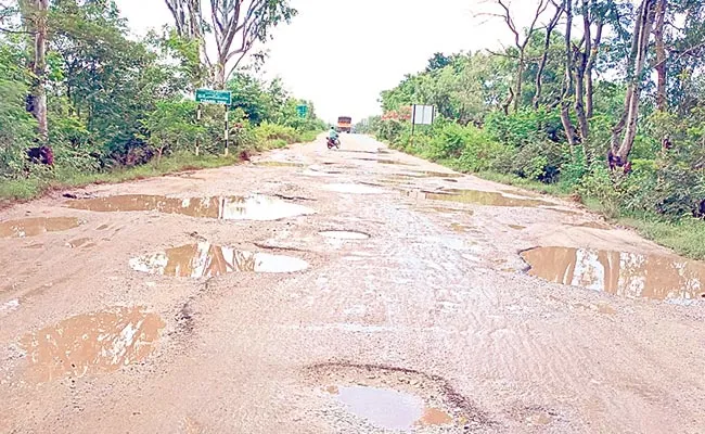 పుంగనూరు: వాన కురిస్తే బైరేబండ క్రాస్ లో గుంతల రహదారి ఇలా..