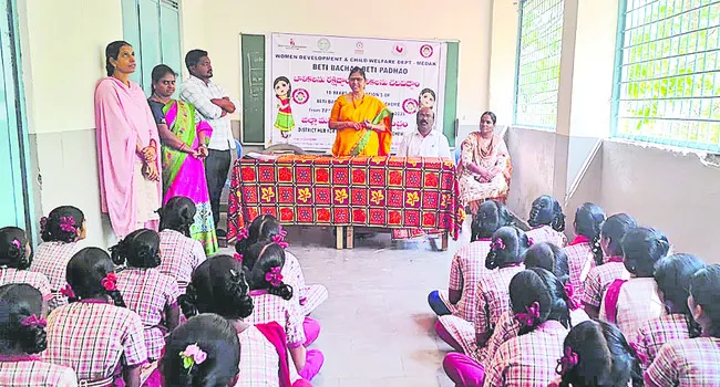 బాలికలు అన్నిరంగాల్లో రాణించాలి