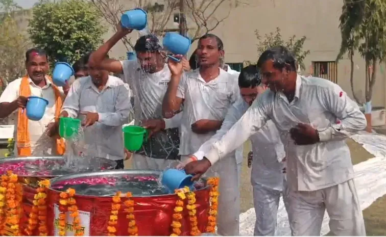 Prisoners in up jail took Bath in the Water of MahaKumbh