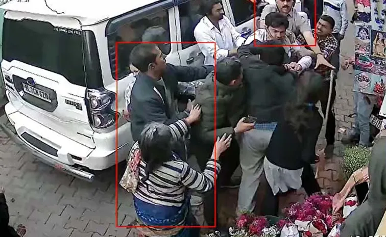 Minister Somendra Tomar Nephew Fighting With Flower Vendor Couple