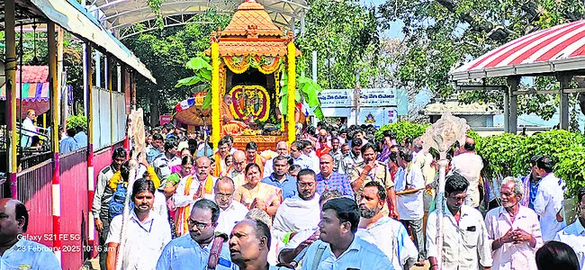 నిరుద్యోగుల  జీవితాలతో ఆటలొద్దు 