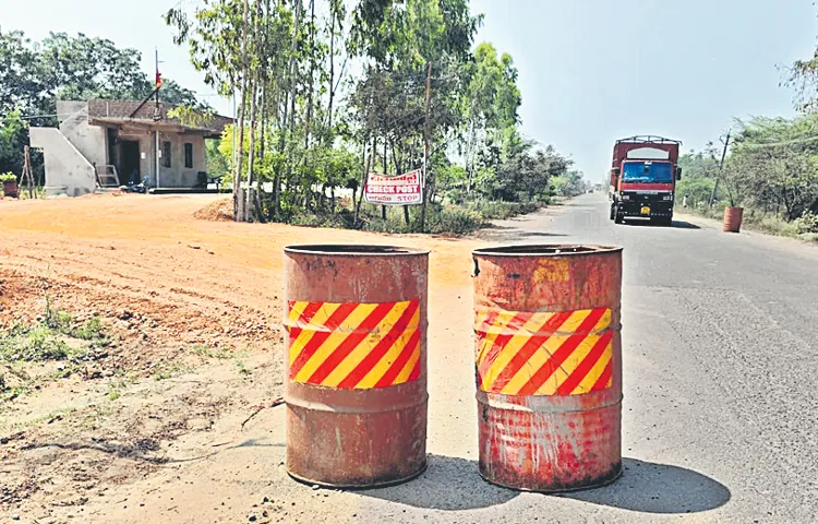 Private check post at Nallaiyagaripalem in Chillakuru mandal