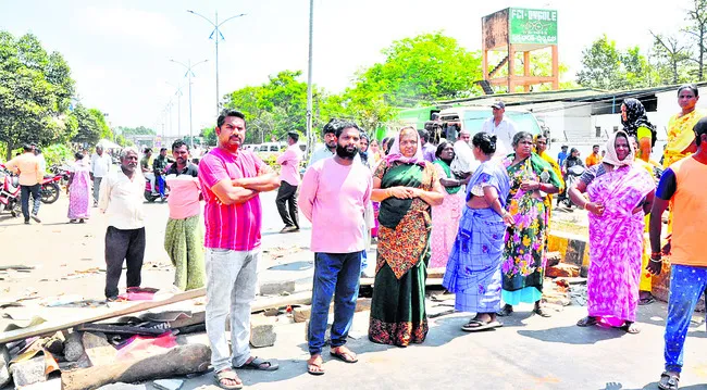 కూల్చివేతలకు నిరసనగా రాస్తారోకో