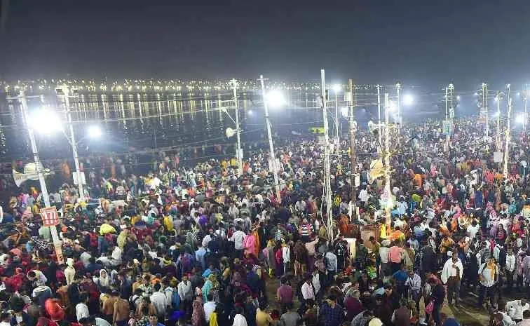 Mahakumbh Mahashivratri Snan Devotees Took a Holy Dip see Photos