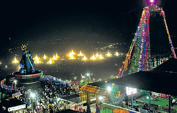 Temples filled with devotees on occasion of Mahashivratri