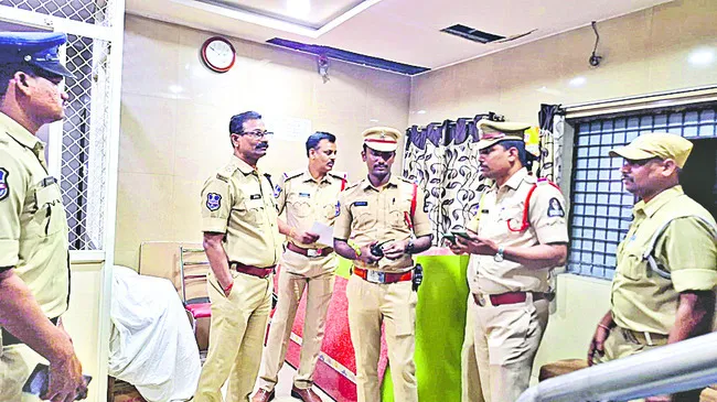 అశోకా హోటల్కు బాంబు బెదిరింపు