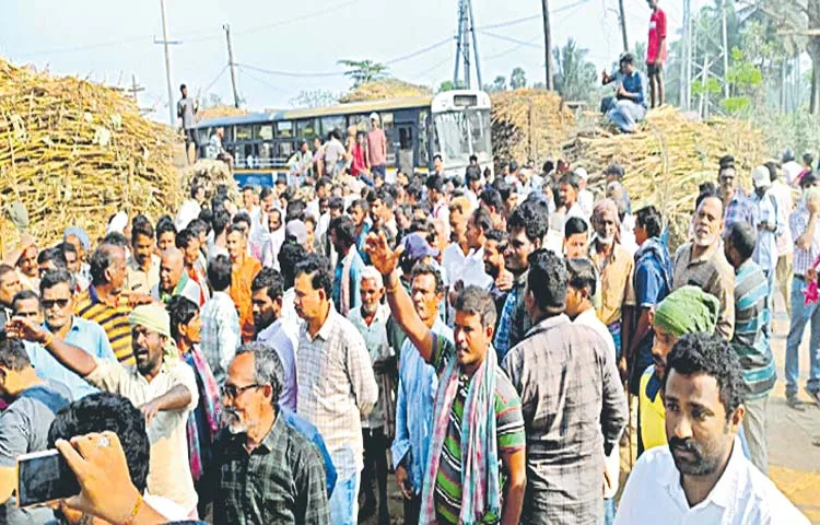 Sugarcane farmers protest at Gowada Sugar Factory