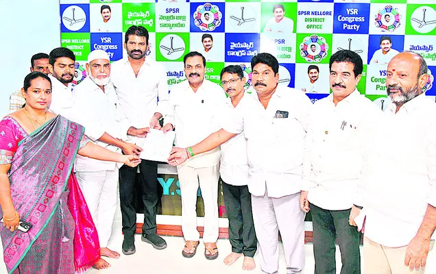 విధేయతకు, వెన్నుపోటు మధ్య పోటీ 